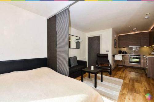 Компактный интерьер квартиры - студии 26 кв. 01