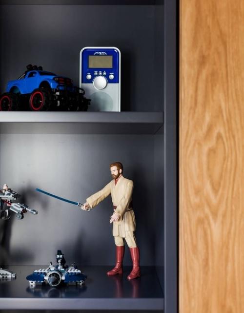 Современный интерьер детской комнаты в загородном доме, предназначенной для 12-ти летнего мальчика. 04