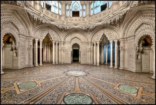 Замок саммеццано (Castello di Sammezzano) расположен в окрестностях итальянского городка лечио (Leccio), что в 30 км от Флоренции. 05