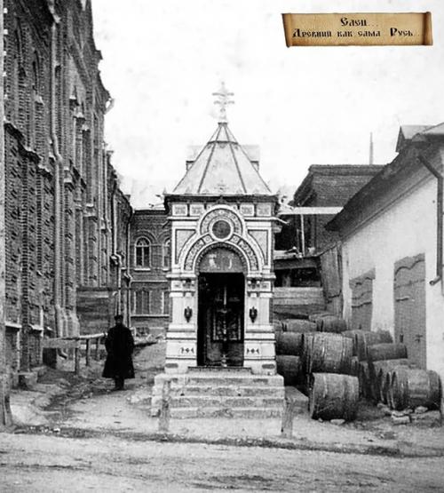 Размещалась в 3 метрах от юго-восточного угла здания табачной фабрики заусайлова.