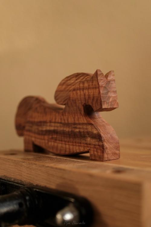 Этот коник вырезан вручную из ценной древесины абрикоса, известной своим красивым рисунком, тёплым оттенком и особой прочностью. 01