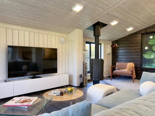 Будем знакомить вас с интерьерами барна Holtsovhouse. 03