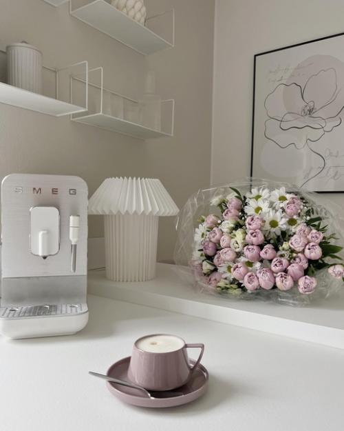 Элегантный белый интерьер с живыми цветами и теплым освещением. 01