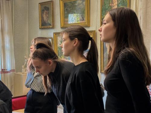 Он там работал и жил. 04