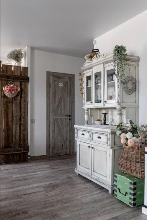 Атмосферный интерьер кухни - гостиной в квартира, которая выглядит, как загородный дом. 08