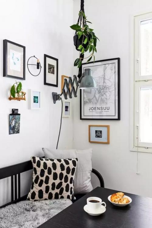 Хозяйке этого прекрасного черно-белого интерьера нравится подбирать неподвластную времени мебель, которая подходит для разных помещений. 01