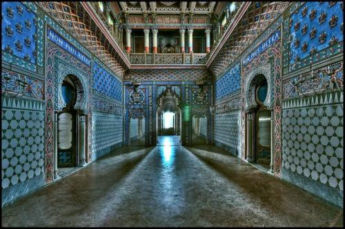 Замок саммеццано (Castello di Sammezzano) расположен в окрестностях итальянского городка лечио (Leccio), что в 30 км от Флоренции. 06