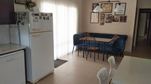 Кухня в коричневом и белом исполнении, частный дом. 04