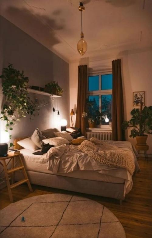 Один из лучших способов быстро изменить интерьер и настроение любимой спальни - это покрасить стены или поклеить обои. 05