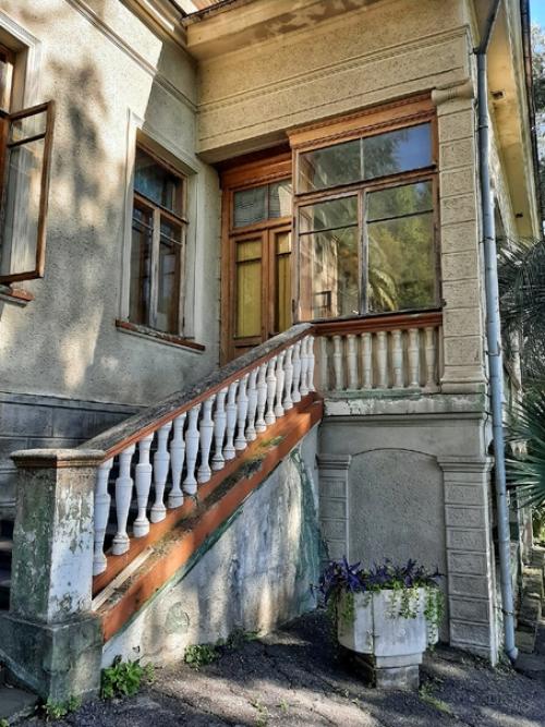 Дача Сталина была построена в 1947 году, недалеко от новоафонского монастыря, проект имел кодовое название объект номер 8 Ласточкино Гнездо. 02