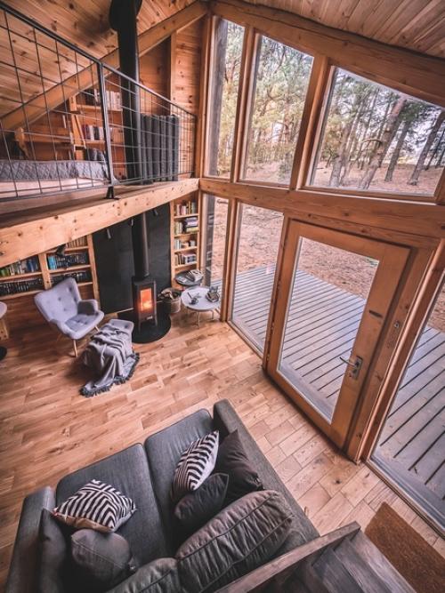 Домик на краю леса со ставнями во всю стену. 06