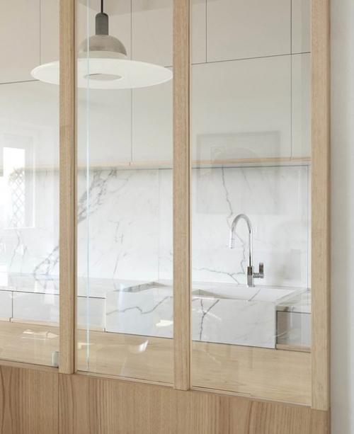 Дизайнер Джакомо Мур преобразил интерьер квартиры, которая находится в миланском районе читта студи, в здании, построенном в 1970-х годах. 01