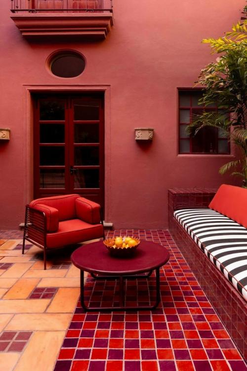 Розовый дом в сан - Мигель - де - Альенде сочетает колониальное наследие и современный взгляд на дизайн. 03