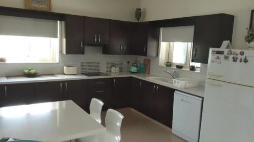 Кухня в коричневом и белом исполнении, частный дом. 01