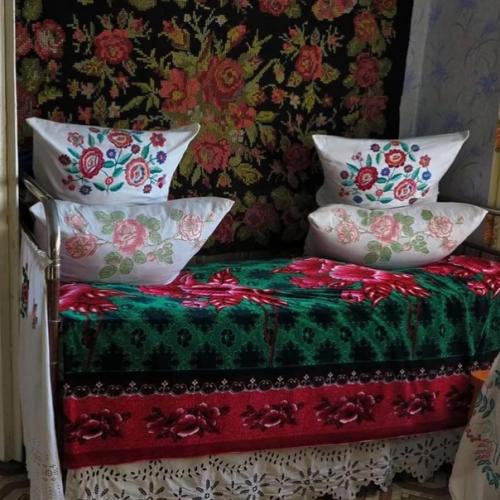 Всегда удивляло такое обилие подушек в деревенских домах, сама часто видела. 01