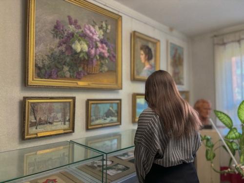 Он там работал и жил. 02