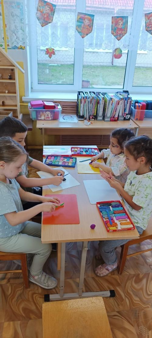 В группе детей старшего дошкольного возраста Солнечные Лучики продолжается реализация региональной программы семья - это мы! 05