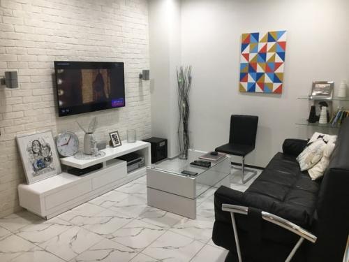 Квартира была в черновом ремонте, стандартной планировки, которая предполагала однушку с отдельной кухней и спальней. 04