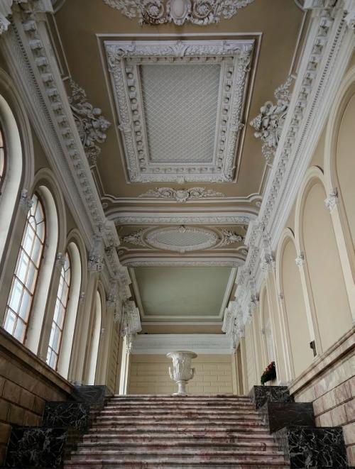 Мы продолжаем любоваться интерьерами малого мраморного дворца.