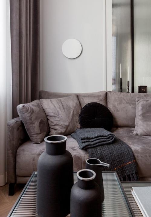 Элегантный, монохромный интерьер квартиры площадью 47 кв. 03