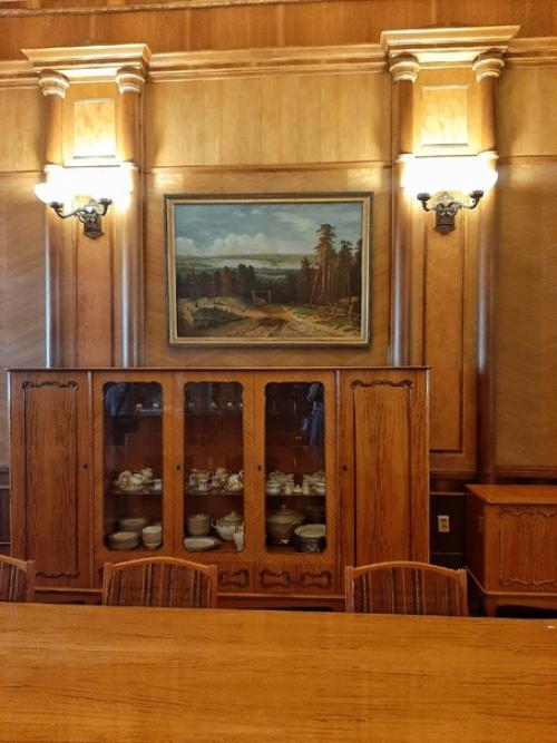 Дача Сталина была построена в 1947 году, недалеко от новоафонского монастыря, проект имел кодовое название объект номер 8 Ласточкино Гнездо. 03