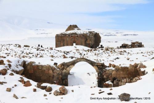 В продолжение постов о строениях древнего Ани, сегодня повествование о церкви, в которой туркам грезится Караван-сарай. 09