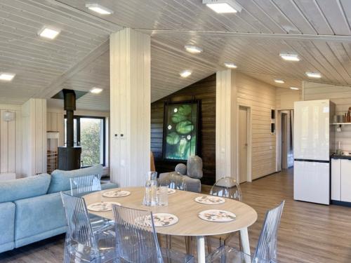 Будем знакомить вас с интерьерами барна Holtsovhouse. 06