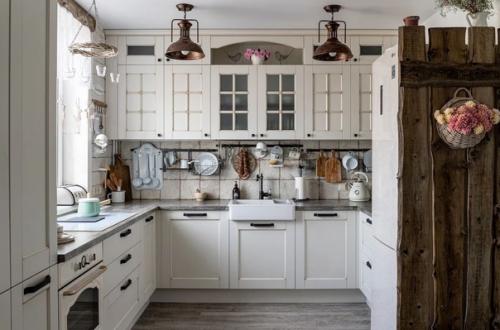 Атмосферный интерьер кухни - гостиной в квартира, которая выглядит, как загородный дом. 02