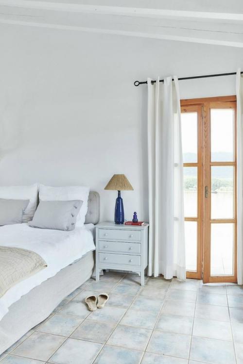 Дом творческой семьи на майорке объединяет в себе скандинавскую лаконичность и атмосферу Средиземноморья. 03