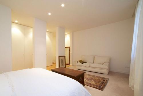 В Мадриде, Испания, на улице ортега - и - гассет, в элитном жилом доме расположена эта квартира площадью в 200 квадратных метров. 05