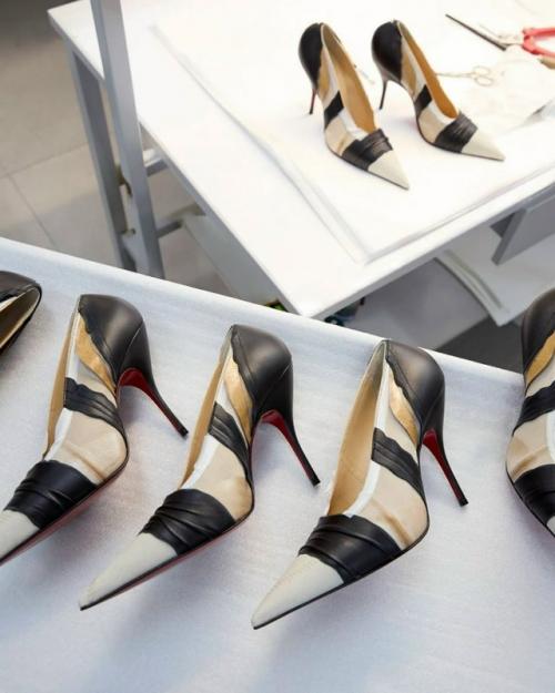 Почему у Christian Louboutin красная подошва? 05