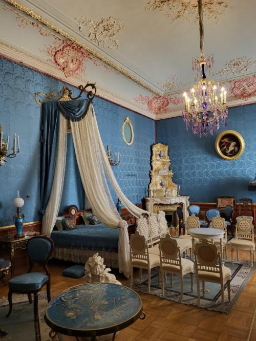 В случае если вы хотите, чтобы в глазах рябило от красоты, то нужно посетить юсуповский дворец на мойке 94. 02