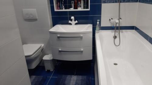 Я надеюсь, стены в этой квартире поменяли. 02