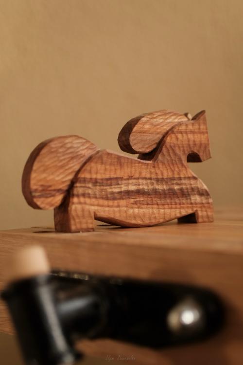 Этот коник вырезан вручную из ценной древесины абрикоса, известной своим красивым рисунком, тёплым оттенком и особой прочностью.