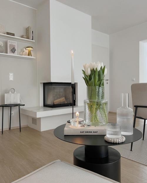 Элегантный белый интерьер с живыми цветами и теплым освещением. 05