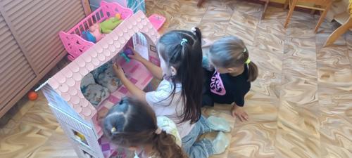 В группе детей старшего дошкольного возраста Солнечные Лучики продолжается реализация региональной программы семья - это мы!