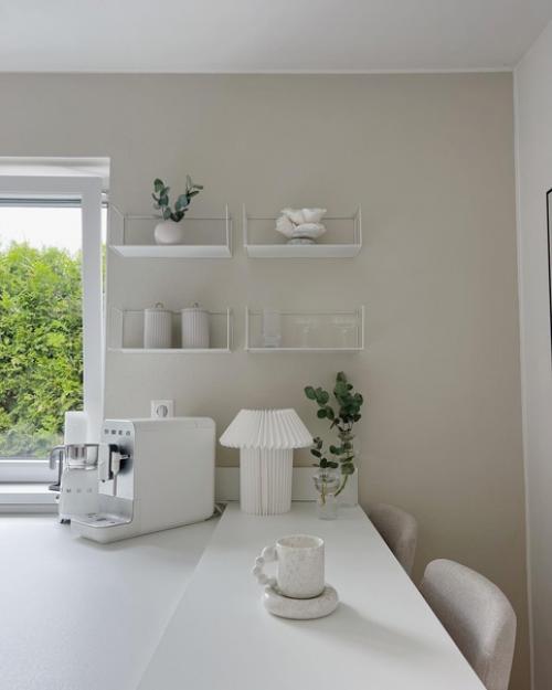 Элегантный белый интерьер с живыми цветами и теплым освещением. 06