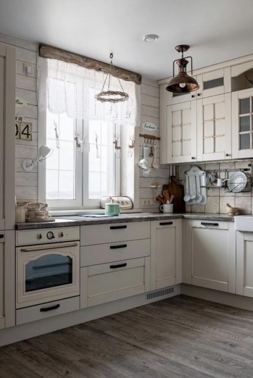 Атмосферный интерьер кухни - гостиной в квартира, которая выглядит, как загородный дом. 01