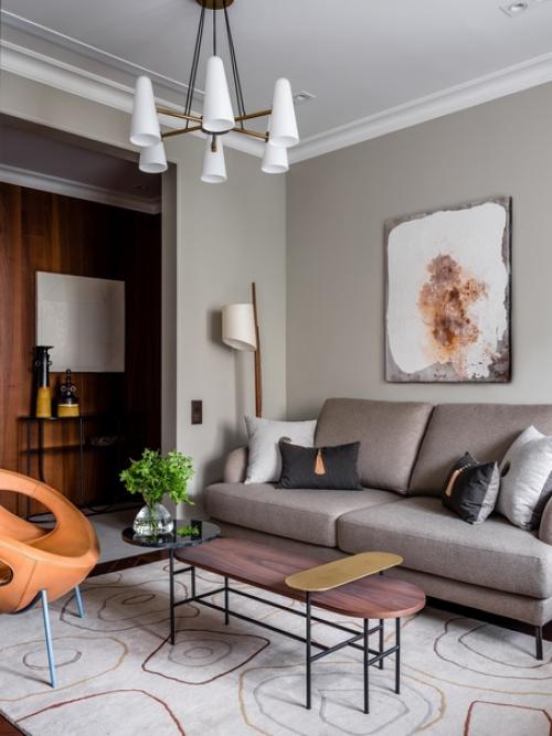 В советское время эта квартира принадлежала писателю - прозаику. 01