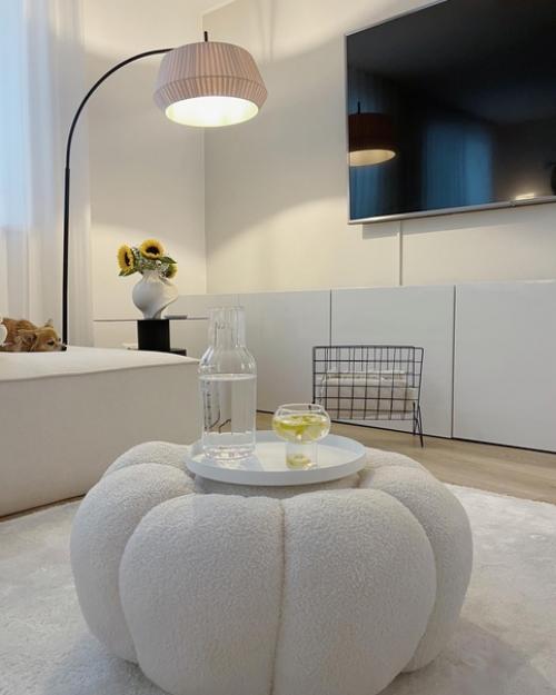 Элегантный белый интерьер с живыми цветами и теплым освещением. 07