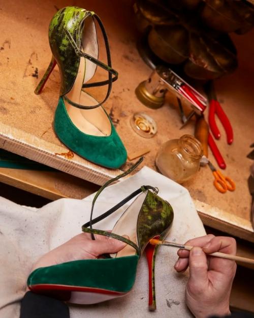 Почему у Christian Louboutin красная подошва? 07