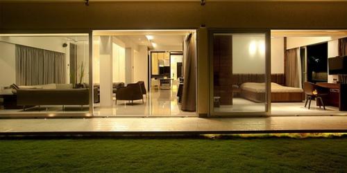 Проектная студия ZZ Architects представило дизайн интерьера квартиры в пригороде мумбаи, Индия. 09