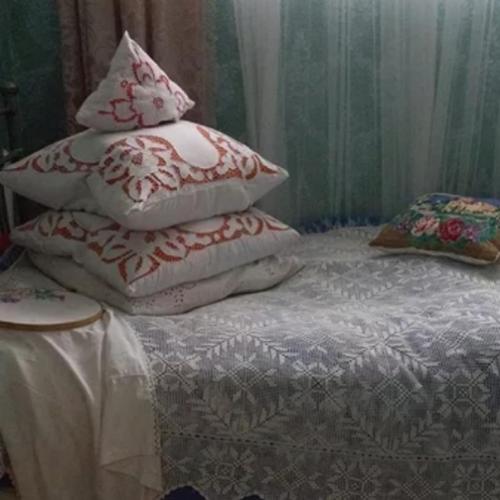 Всегда удивляло такое обилие подушек в деревенских домах, сама часто видела. 03